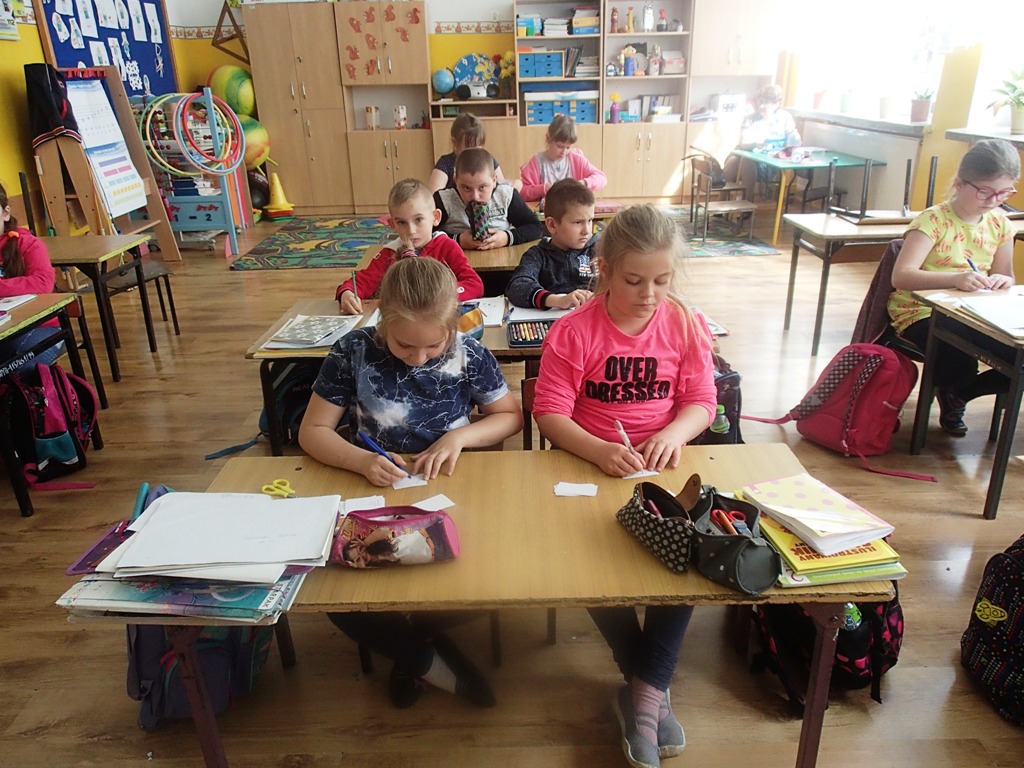 „PRZYDATNE  LIFEHAC K’I, CZYLI JAK SIĘ UCZYĆ, BY OCENY BYŁY ZADAWALAJĄCE”?