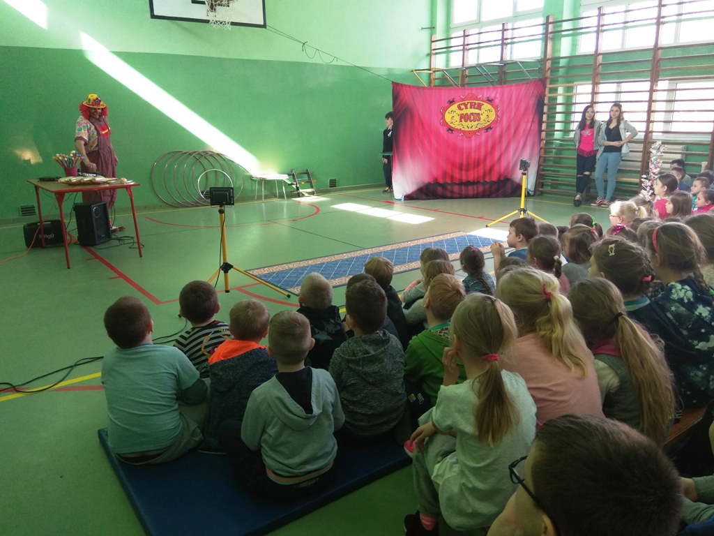 CYRKOWE SZTUCZKI CLOWNA MANIUSIA