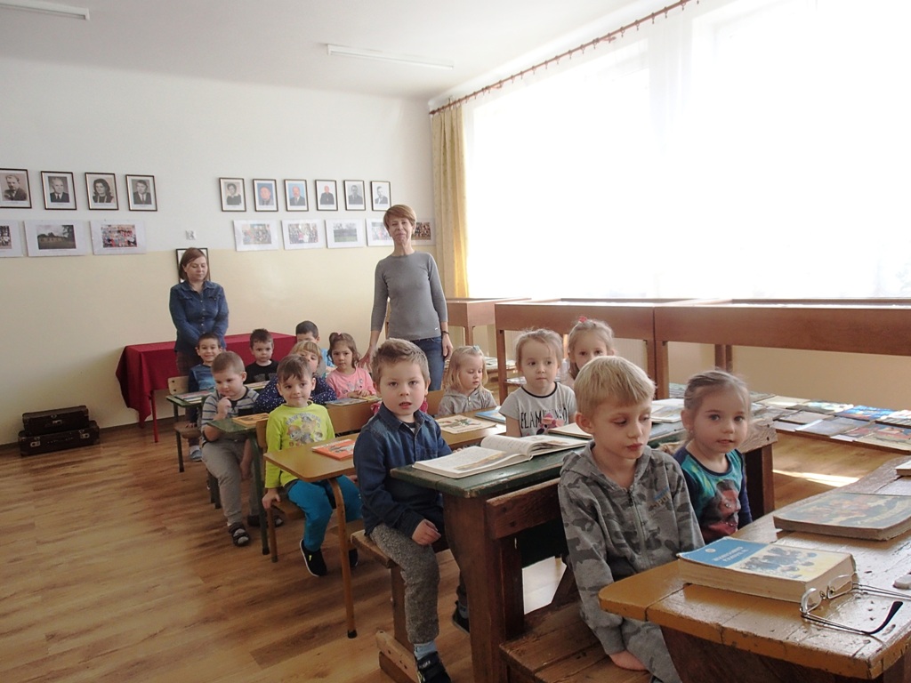 PRZEDSZKOLAKI W SZKOLNEJ IZBIE MUZEALNEJ