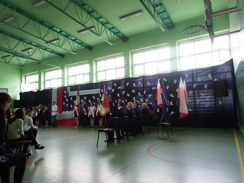 HISTORYCZNA CHWILA W MURACH SZKOŁY – pierwsze publiczne wykonanie hymnu