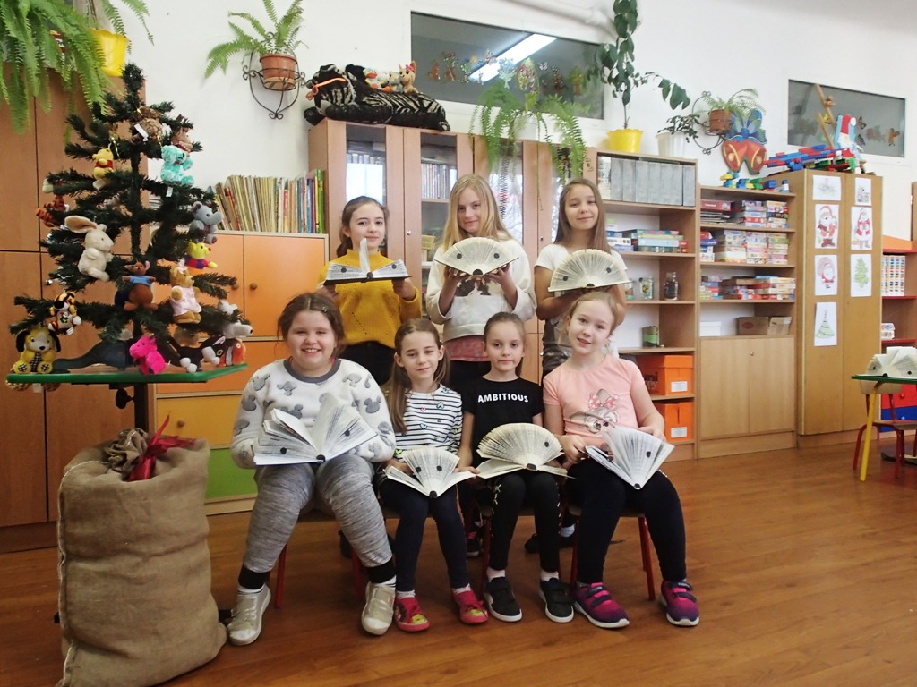 JEŻE Z NIEPOTRZEBNYCH KSIĄŻEK