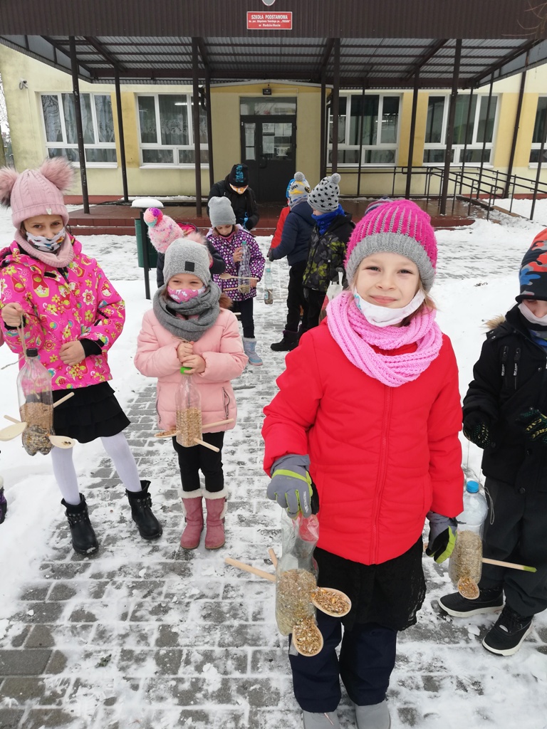 PIERWSZAKI PAMIĘTAJĄ O DOKARMIANIU PTAKÓW