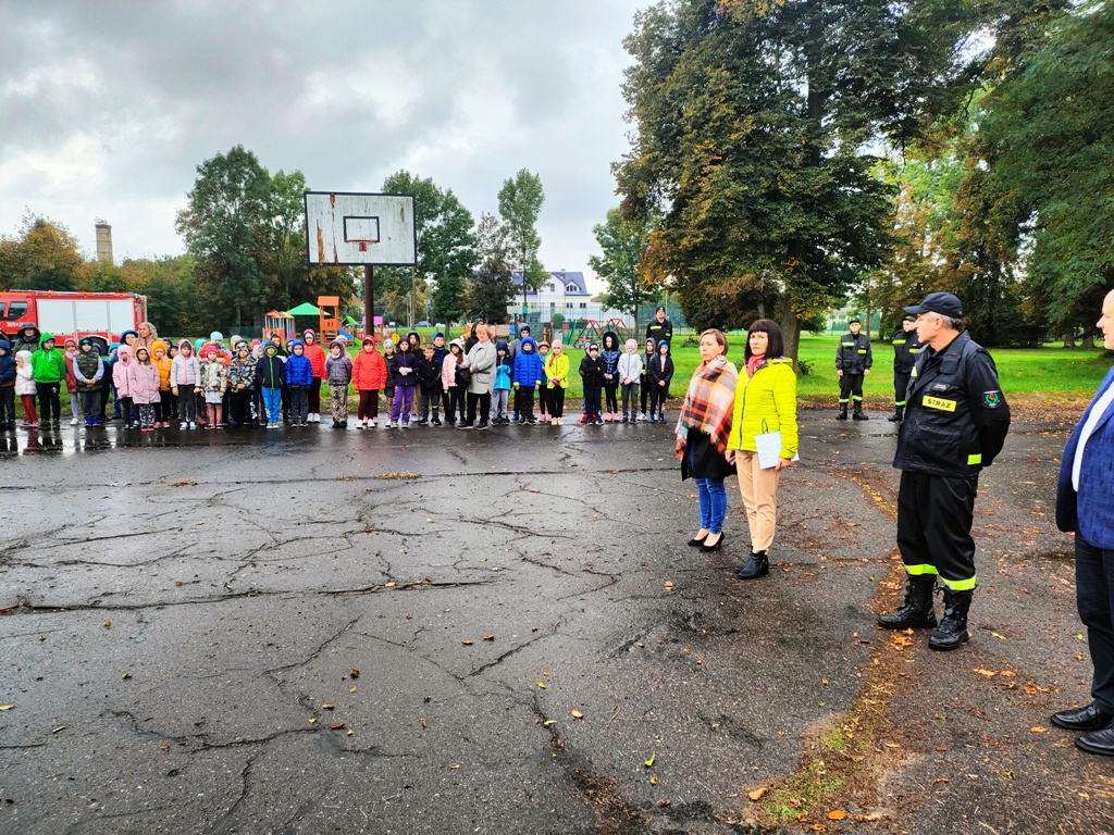 PRÓBNY ALARM POŻAROWY POŁĄCZONY Z EWAKUACJĄ UCZNIÓW, NAUCZYCIELI ORAZ PRACOWNIKÓW Z BUDYNKU SZKOŁY