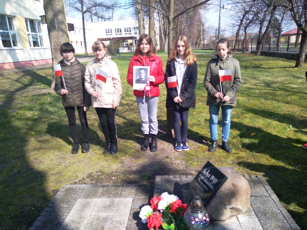 DĘBY KATYŃSKIE – ŁAŃCUCH PAMIĘCI KOLEJNYCH POKOLEŃ